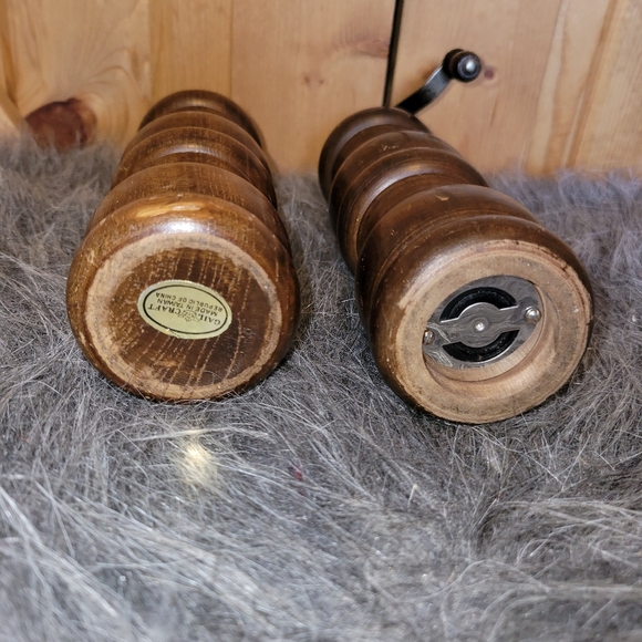 Vintage Gail craft wooden salt shaker and pepper mill - Picture 4 of 8